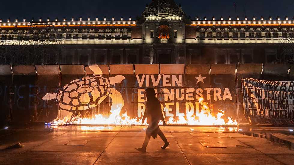 Manifestantes incendian la valla que protege el Palacio Nacional, este jueves en el Zócalo de Ciudad de México. Foto: Mónica González Islas | Vídeo: EFE / @LaloEduardoMx
