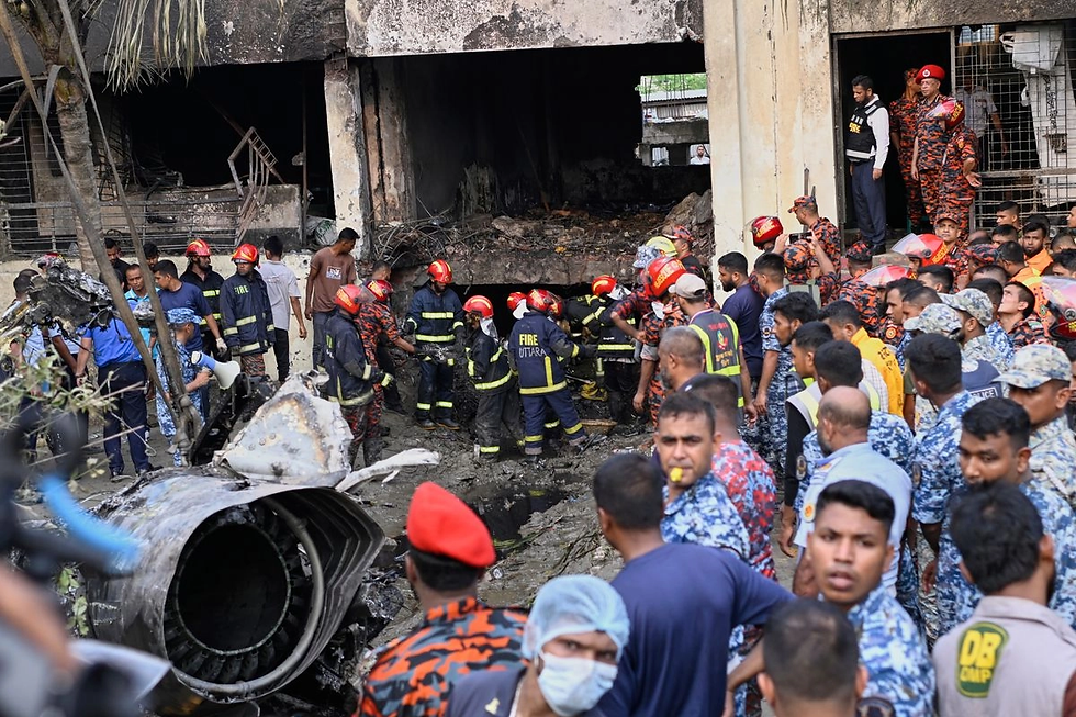 Los soldados buscan a los sobrevivientes luego de que un avión de entrenamiento de la Fuerza Aérea de Bangladés se estrellara en el campus de una escuela poco después del despegue en Daca, Bangladés, el 21 de julio de 2025. Foto Ap