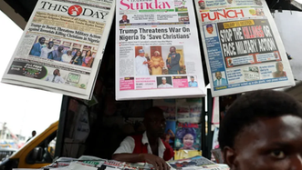 Periódicos con artículos que informan sobre el mensaje del presidente estadounidense Donald Trump a Nigeria sobre el trato a los cristianos cuelgan en un quiosco en Ojuelegba, Lagos, Nigeria, el 2 de noviembre. Sodiq Adelakun/Reuters/Archivo