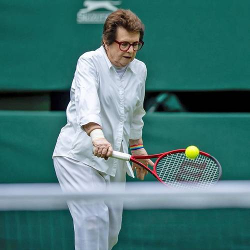 ▲ La legendaria ex tenista, de 82 años, considera que el encuentro entre los actuales jugadores nada tiene que ver con el que ella disputó contra Bobby Riggs en 1973, pues en esa época buscaban un cambio social y hoy no es el caso.Foto @wimbledon