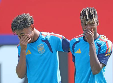 ▲ El partido entre ambos representativos trasciende lo deportivo y refleja también las fracturas sociales de ambas naciones. Como ejemplo está el racismo ejercido contra las estrellas españolas Lamine Yamal (izquierda) y Nico Williams.Foto Afp