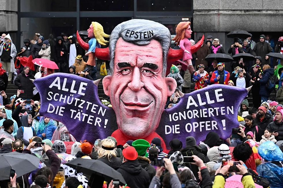 Durante el tradicional carnaval del Lunes de las rosas, en Dusseldorf, Alemania, se pudo apreciar un globo con la figura del criminal sexual Jeffrey Epstein, con alas de murciélago, en las que se leía: “Todos protegen a los perpetradores” (izquierda) y “Todos ignoran a las víctimas”. Foto Afp