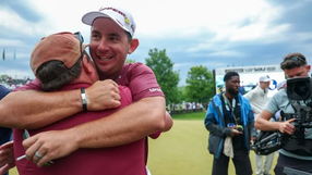 El jugador australiano Lucas Herbert celebra con su equipo su triunfo en el campeonato LIV Golf de Virginia, en Sterling (EEUU), el 10 de mayo de 2026 (Tasos Katopodis)