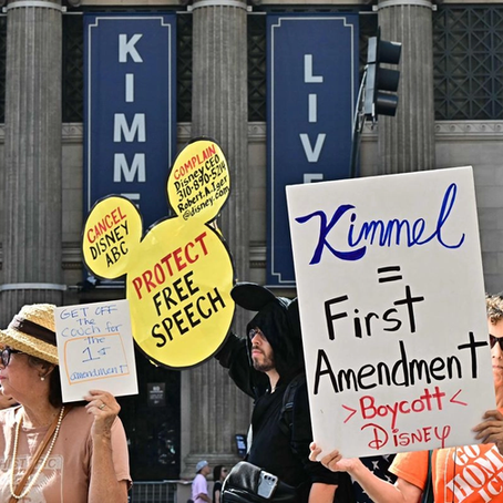 Manifestantes protestan contra la suspensión del programa 'Jimmy Kimmel Live' por parte de ABC en Hollywood, California, el 22 de septiembre de 2025. Foto: Afp