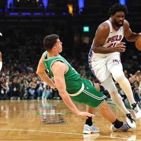 Joel Embiid fue el factor clave de la victoria de los Sixers y se volvió indefendible, como en esta acción ante Luka Garza de Boston Celtics (Photo by Maddie Meyer) - Créditos: @MADDIE MEYER