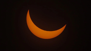 Entre el primero y 3 de abril, de acuerdo con previsiones astronómicas, la Luna rosa iluminará el cielo, está asociada por algunos pueblos originarios con la fertilidad. Foto Xinhua