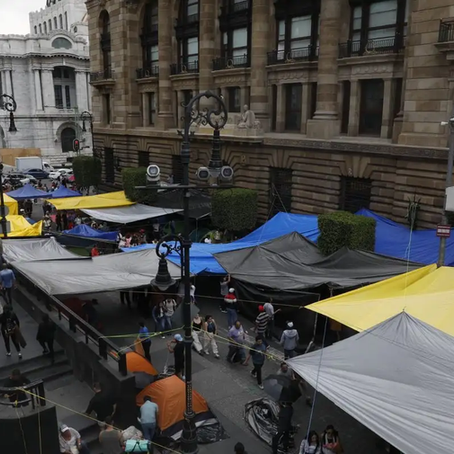 Instalación del campamento de la CNTe en la calle 5 de Mayo, en el Cnetro Histórico de la CDMX. Foto: Jorge Ángel Pablo García