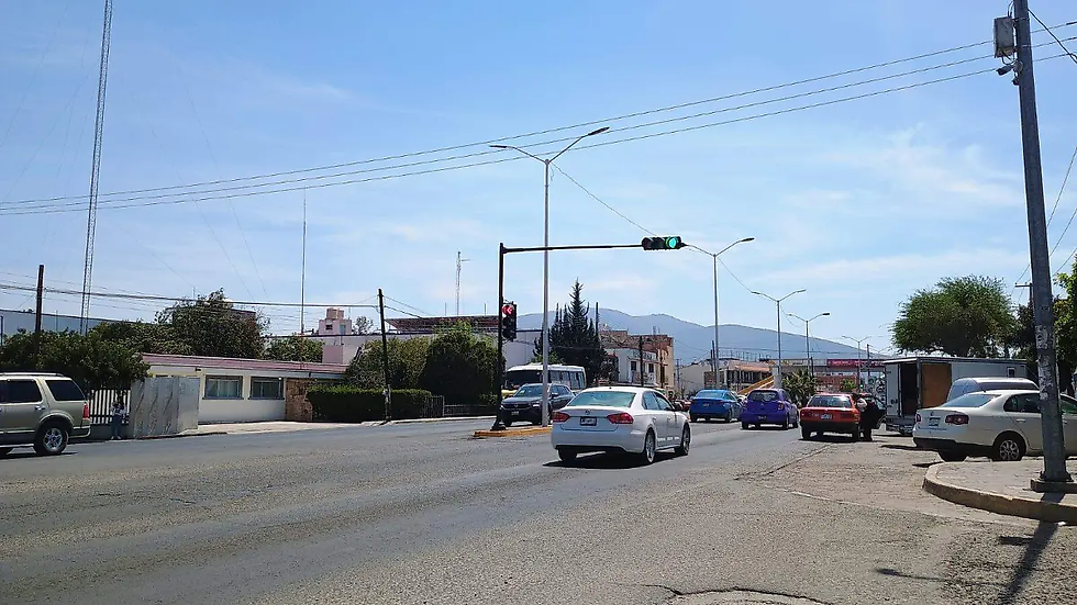 Seis semáforos se sustituyeron en la carretera federal 120 a la altura de Tequis. / Foto: Rosalía Nieves / El Sol de San Juan del Río.