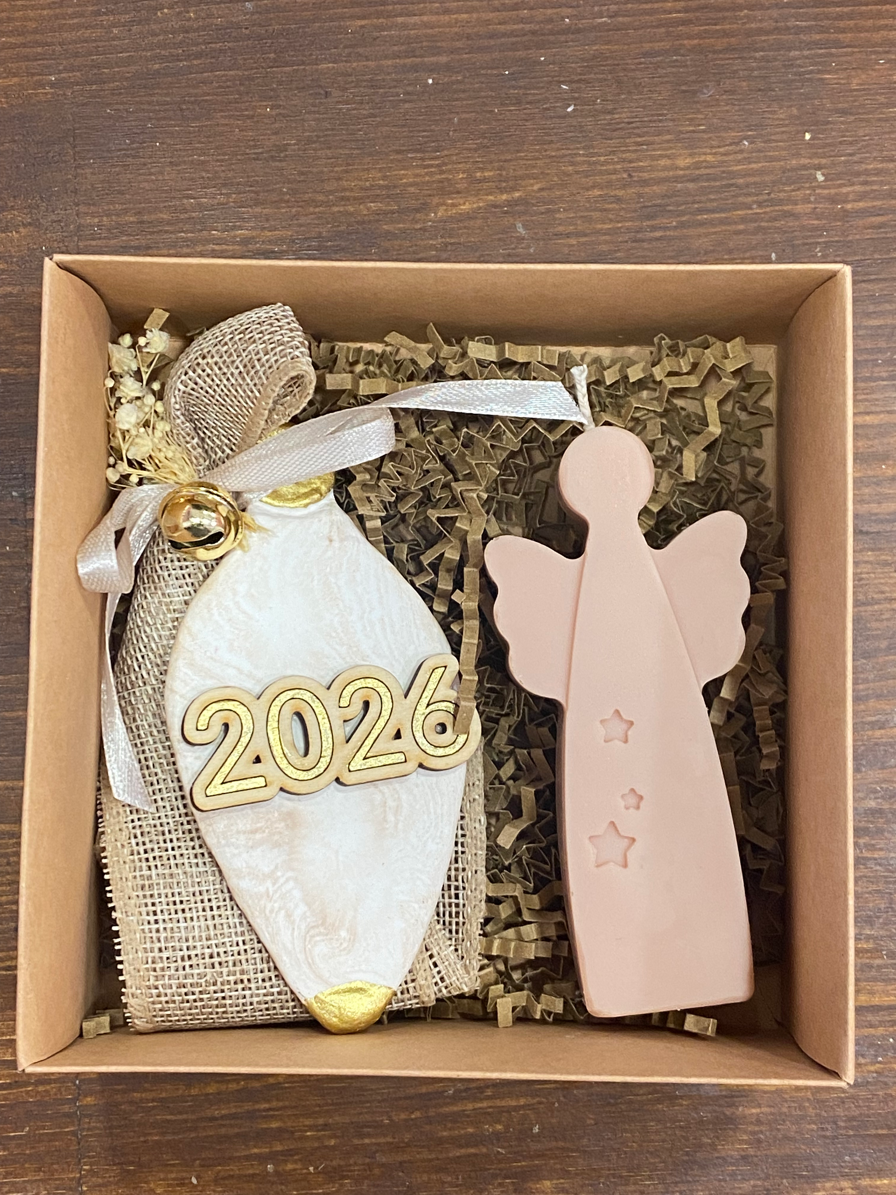 Λευκό κεραμικό ρόδι με ανάγλυφα σχέδια, διακοσμημένο με λευκή σατέν κορδέλα, αποξηραμένα λουλούδια και χρυσό κουδουνάκι, σε λ