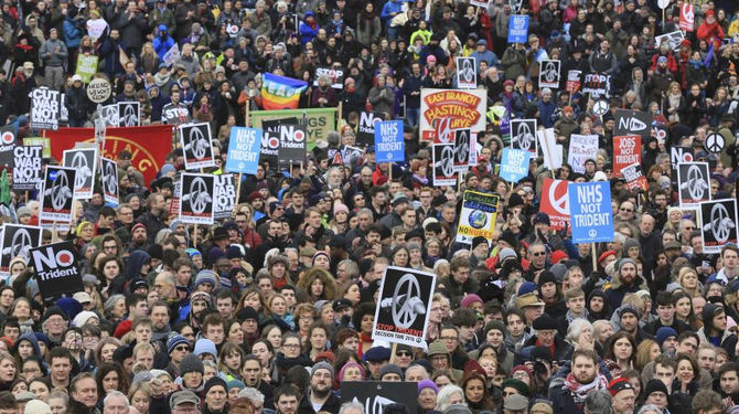 Miles de ingleses marchan contra armas nucleares