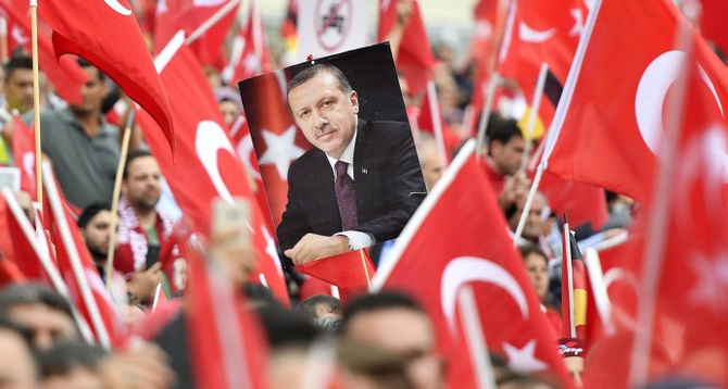 Manifestación masiva en Estambul contra el golpe de Estado