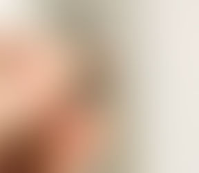 צמיד זהב עם שני תליונים בצורת האותיות D ו-R משובצות ביהלומים שחורים, על שרשרת זהב וינטג' – עשוי מתכשיטי זהב משפחתיים ממוחזרים.