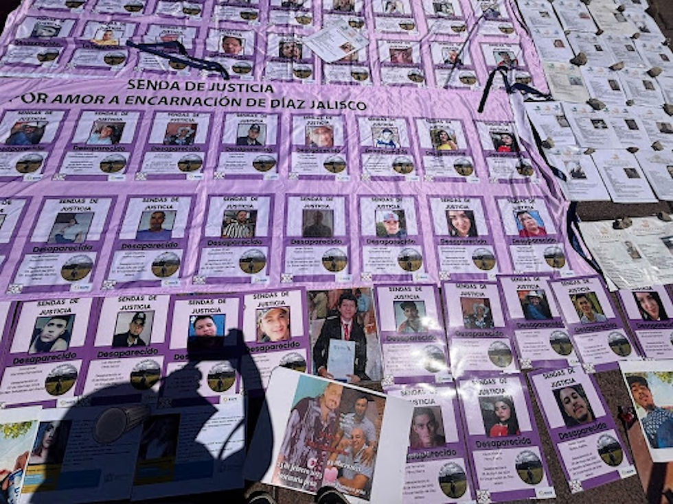 Fotografías con los rostros de personas desaparecidas en Jalisco, tendidas afuera del atrio de la iglesia de Teuchitlán. (Marcela Turati)