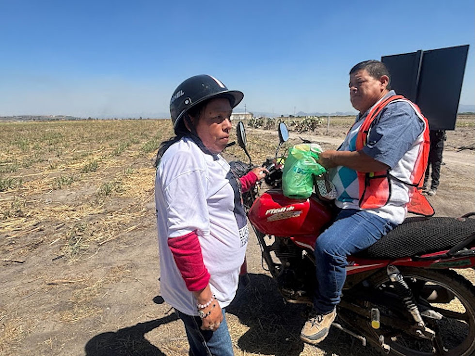María de la Luz Ruiz Gutiérrez llegó al lugar para preguntar por las prendas de su hijo Elías Sánchez. Los policías le dijeron que fuera a la fiscalía de Guadalajara. (Marcela Turati)