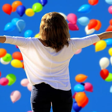 Personne ouvrant ses bras pour accueillir le bonheur.