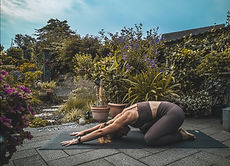 Fitnesstrainerin beim Yoga