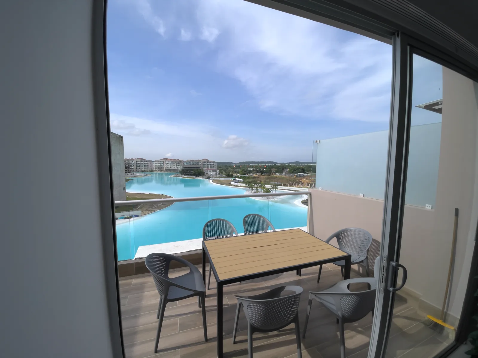 Balcón con mesa frente a la laguna del apartamento K26E en Baia Kristal.