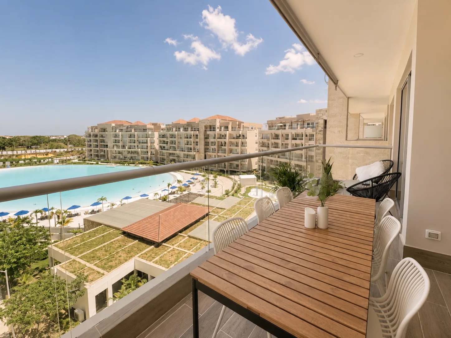 Balcón con vista a la laguna del apartamento K45H en Baia Kristal.