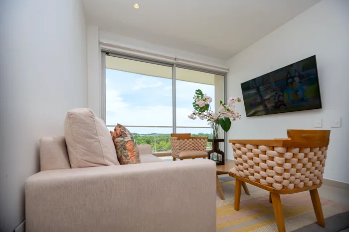 Sala con sofá y balcón del apartamento P23O en Baia Kristal.