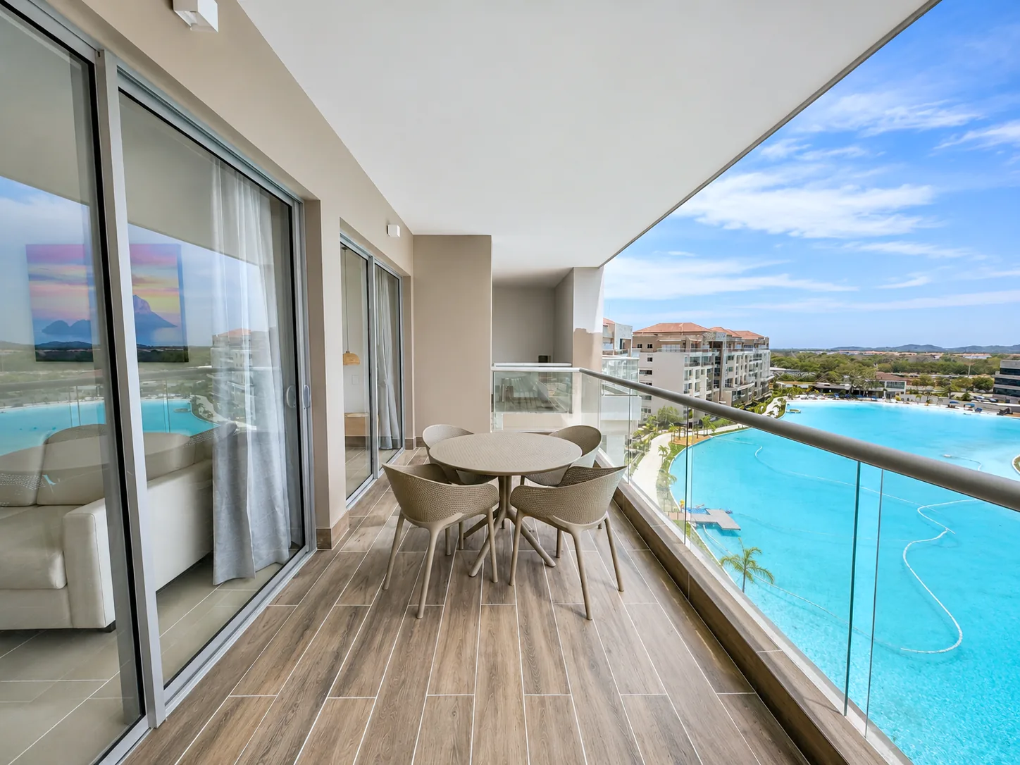 Balcón con mesa frente a la laguna del apartamento P46B en Baia Kristal.