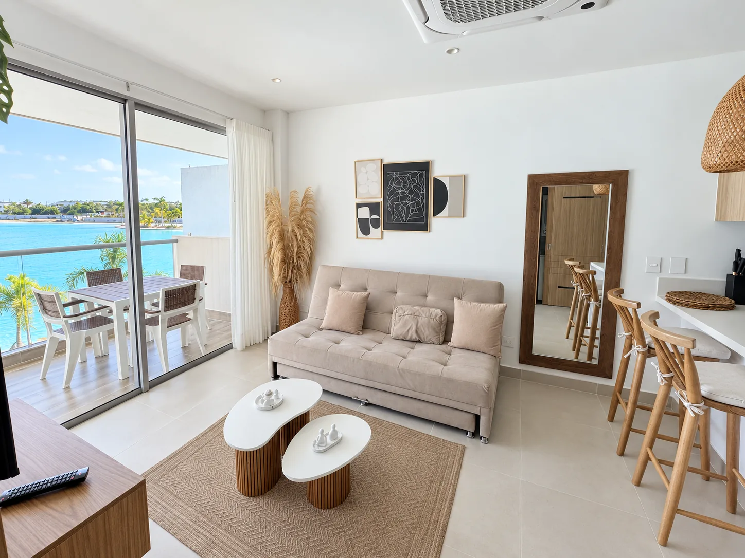 Sala con sofá claro y balcón del apartamento K22D en Baia Kristal.