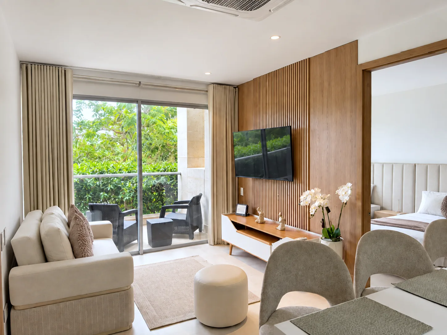 Sala con sofá claro y balcón del apartamento P31O en Baia Kristal.