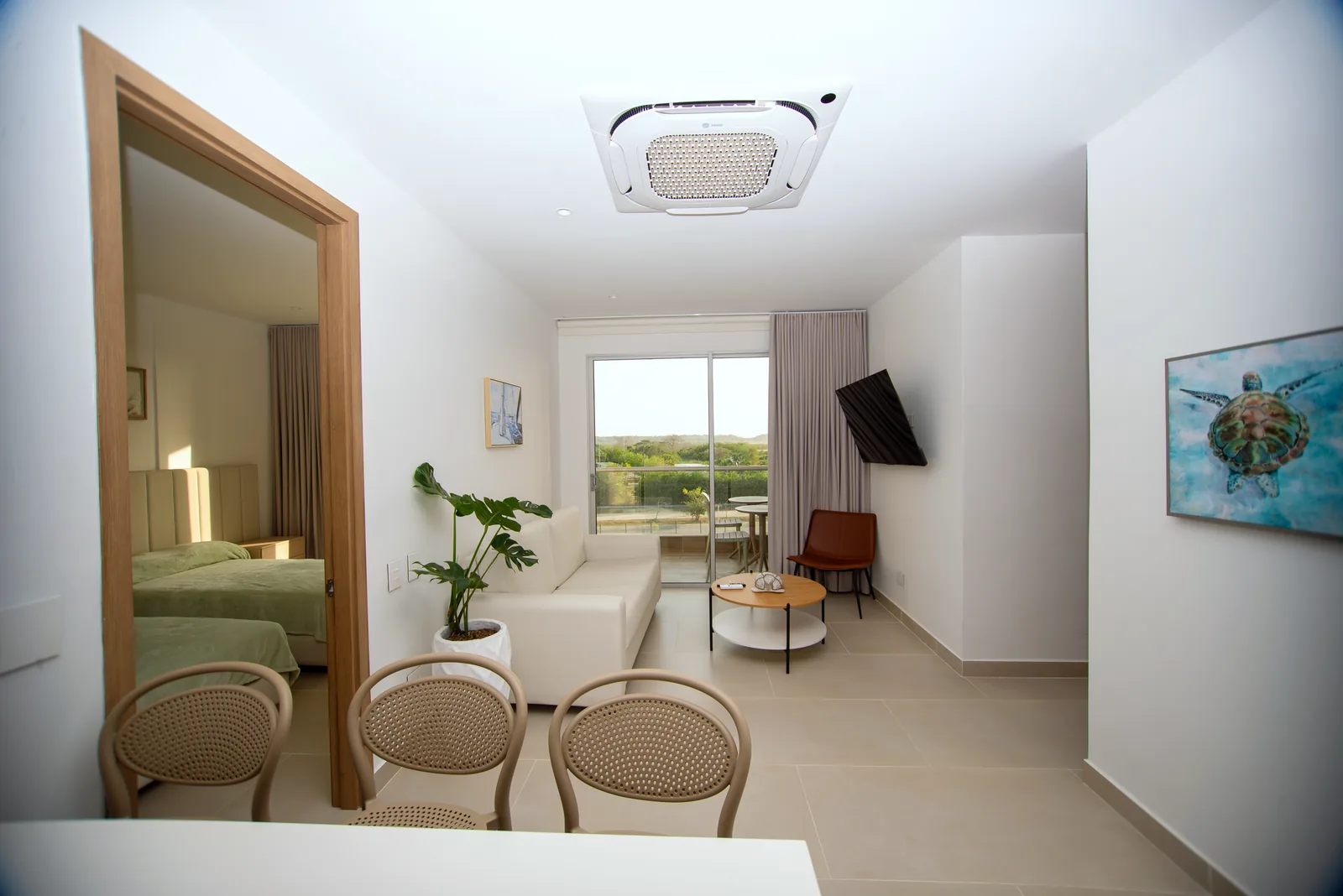Sala y comedor junto al balcón del apartamento P33N en Baia Kristal.