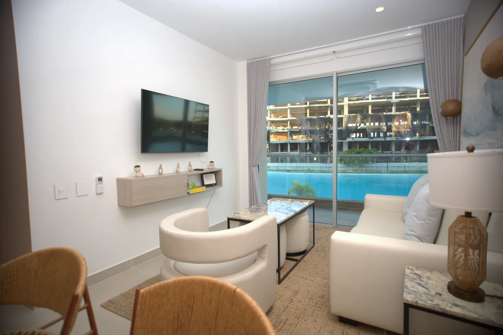 Sala con sillones y sofá claro del apartamento P32D en Baia Kristal.