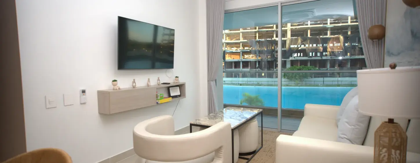 Sala con sillones y sofá claro del apartamento P32D en Baia Kristal.