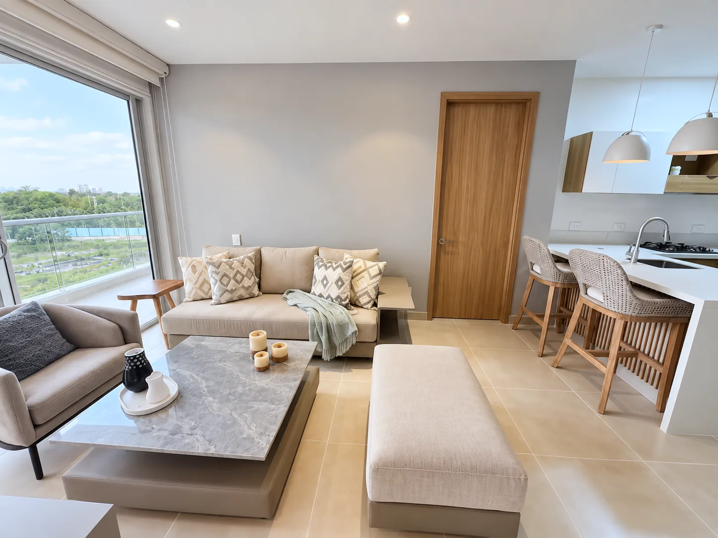 Sala y cocina abierta del apartamento P23N en Baia Kristal.