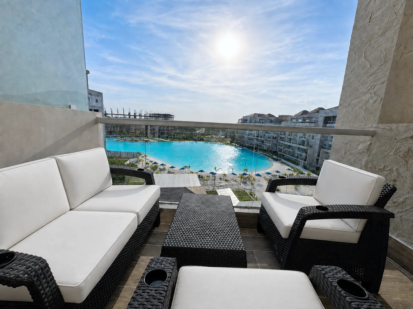 Balcón con sofá y sillones frente a la laguna del apartamento K45D en Baia Kristal.