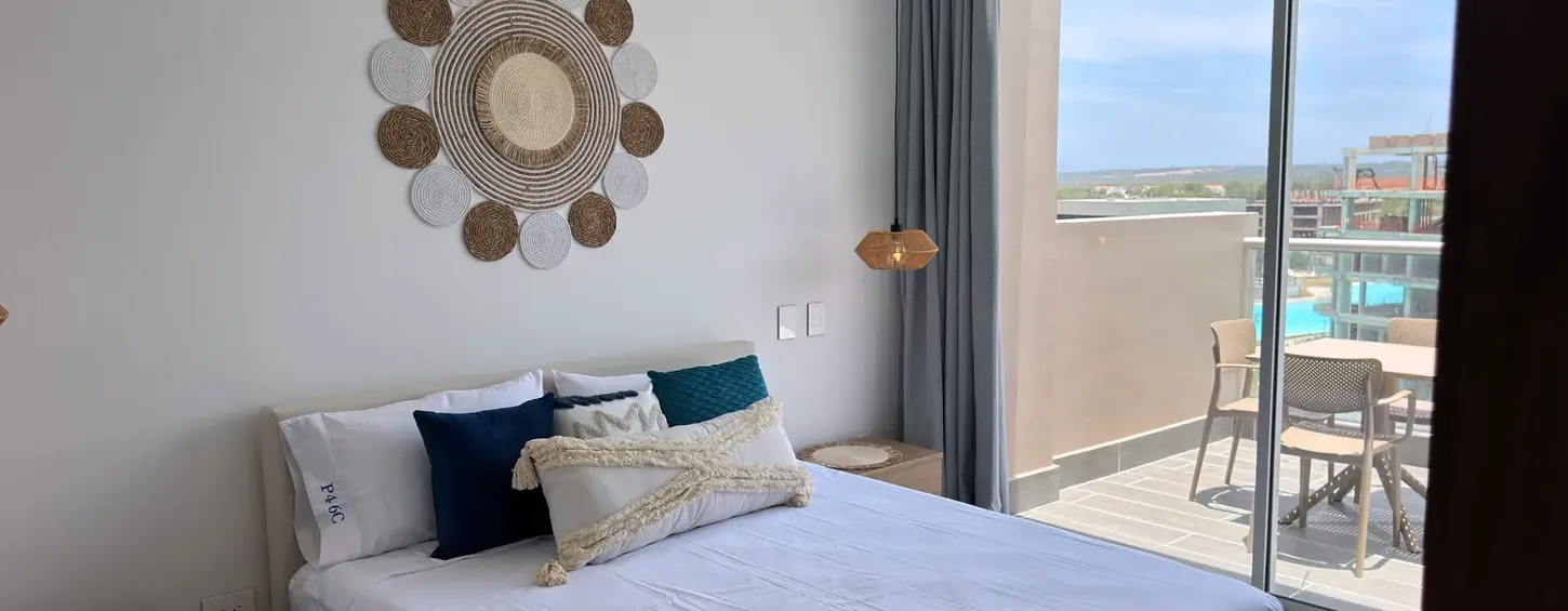 Dormitorio con cama doble y balcón del apartamento P46C en Baia Kristal.