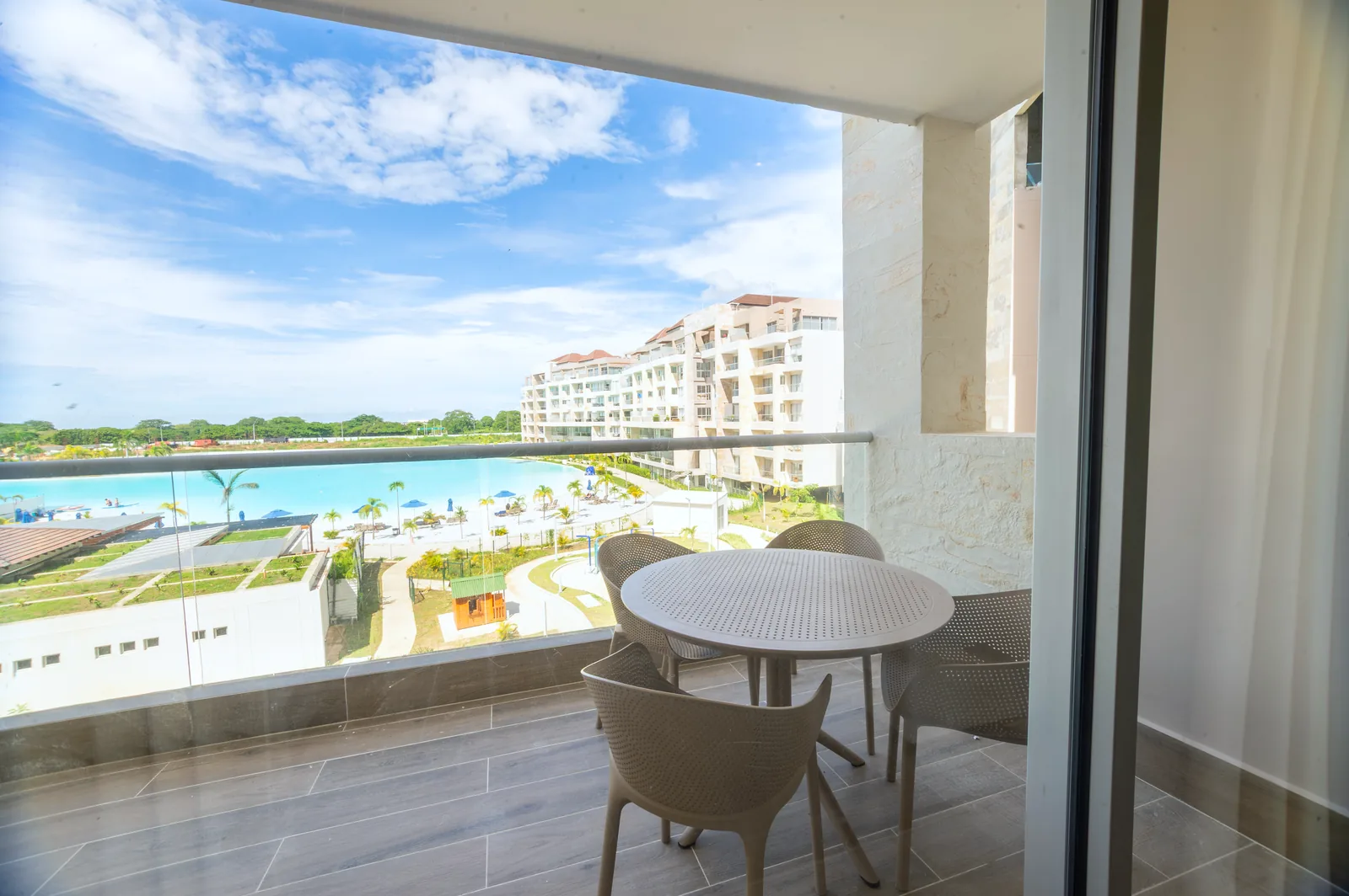 Balcón con mesa y vista a la laguna del apartamento K43B en Baia Kristal.