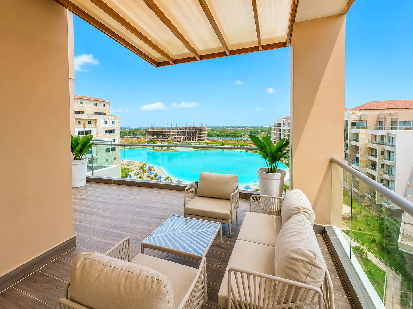 Terraza con sofá y vista a la laguna del apartamento K46A en Baia Kristal.