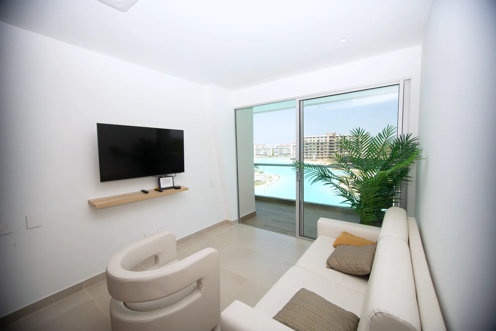 Sala con sofá claro y balcón del apartamento P25D en Baia Kristal.