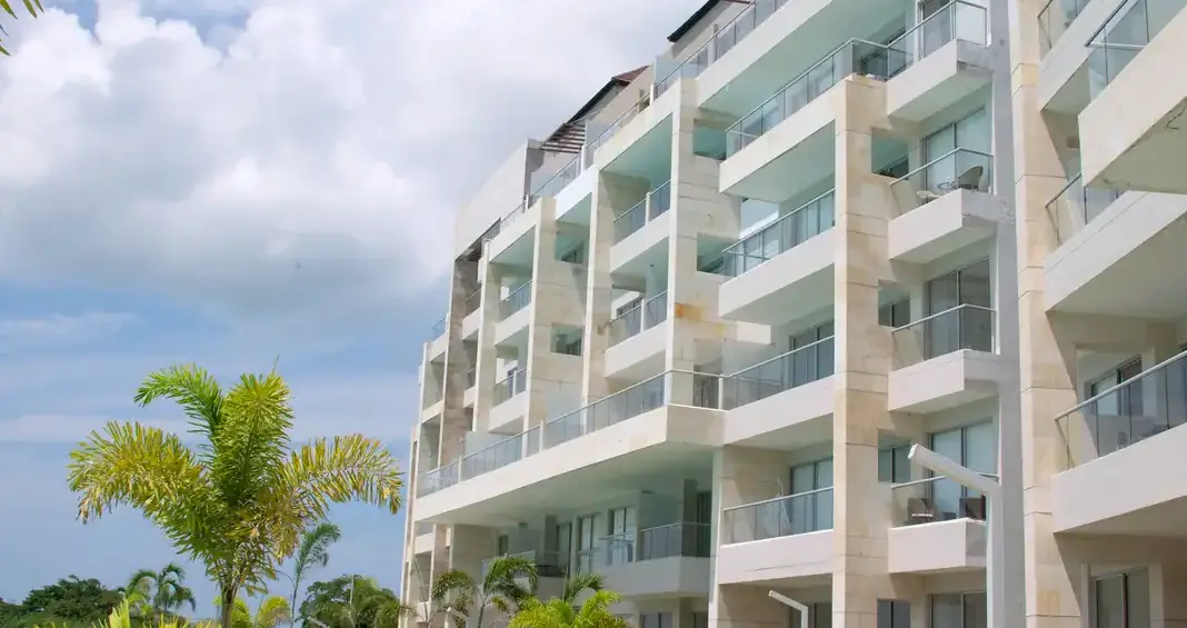 Senderos entre edificios y playa de Privé, Baia Kristal, Cartagena de Indias.