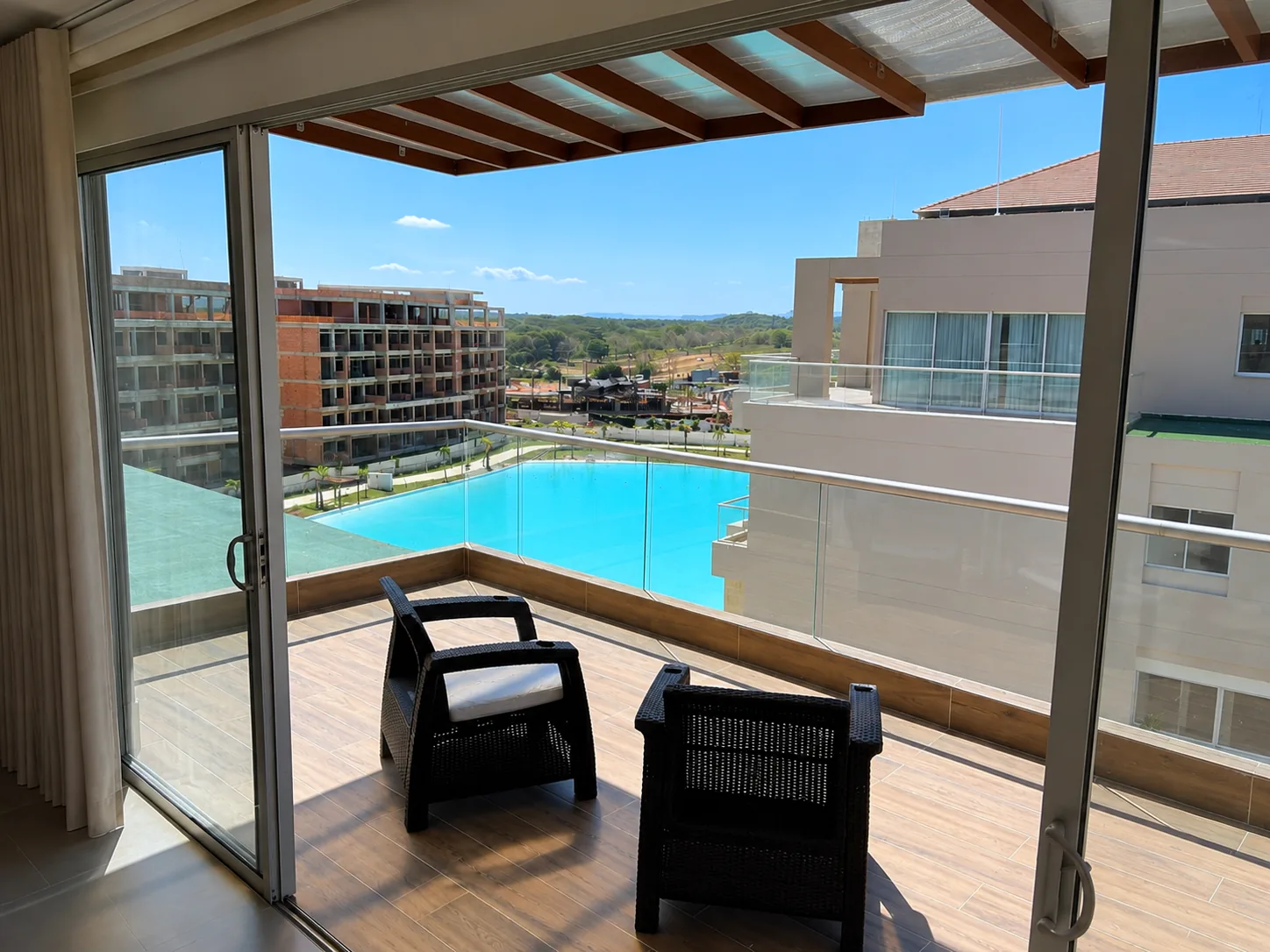 Terraza con sillones frente a la laguna del apartamento P26L en Baia Kristal.