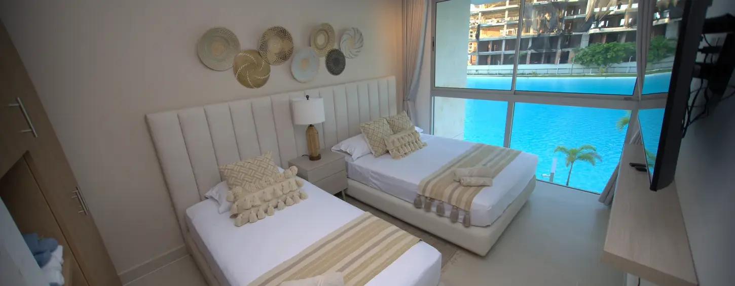 Dormitorio con dos camas individuales del apartamento P32D en Baia Kristal.