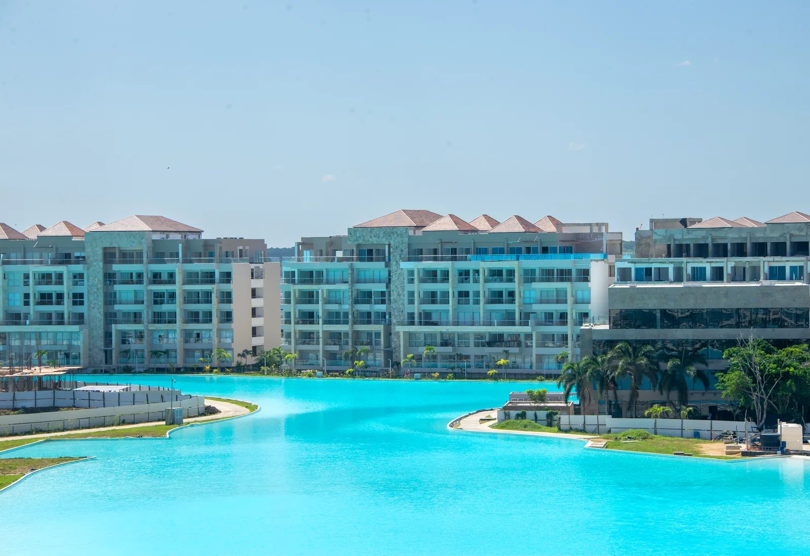 Laguna y edificios de Privé de Privé, Baia Kristal, Cartagena de Indias.