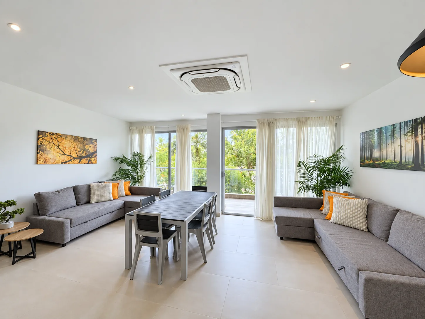 Sala y comedor con mesa oscura del apartamento P31L en Baia Kristal.