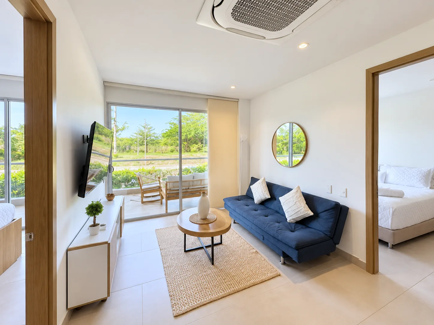 Sala con sofá azul y balcón del apartamento K21J en Baia Kristal.