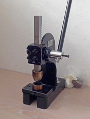 Presse à oeillets métal pour rideaux