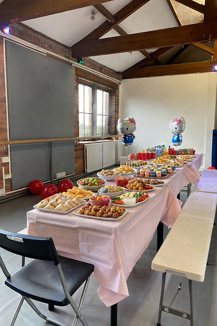 Children’s party buffet with Hello Kitty balloons.png