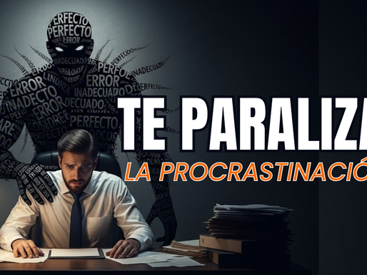 Imagen conceptual de un hombre paralizado por un monstruo de sombras que representa el origen de la procrastinación por perfeccionismo.