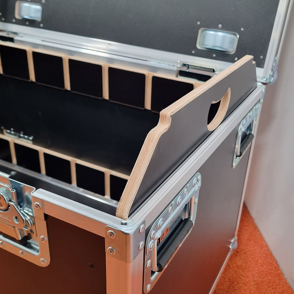 Miniaturbild: Schotten kunnen aan de zijkant weggezet worden. Trunk / Kabel flightcase PRO - 60cm hoog