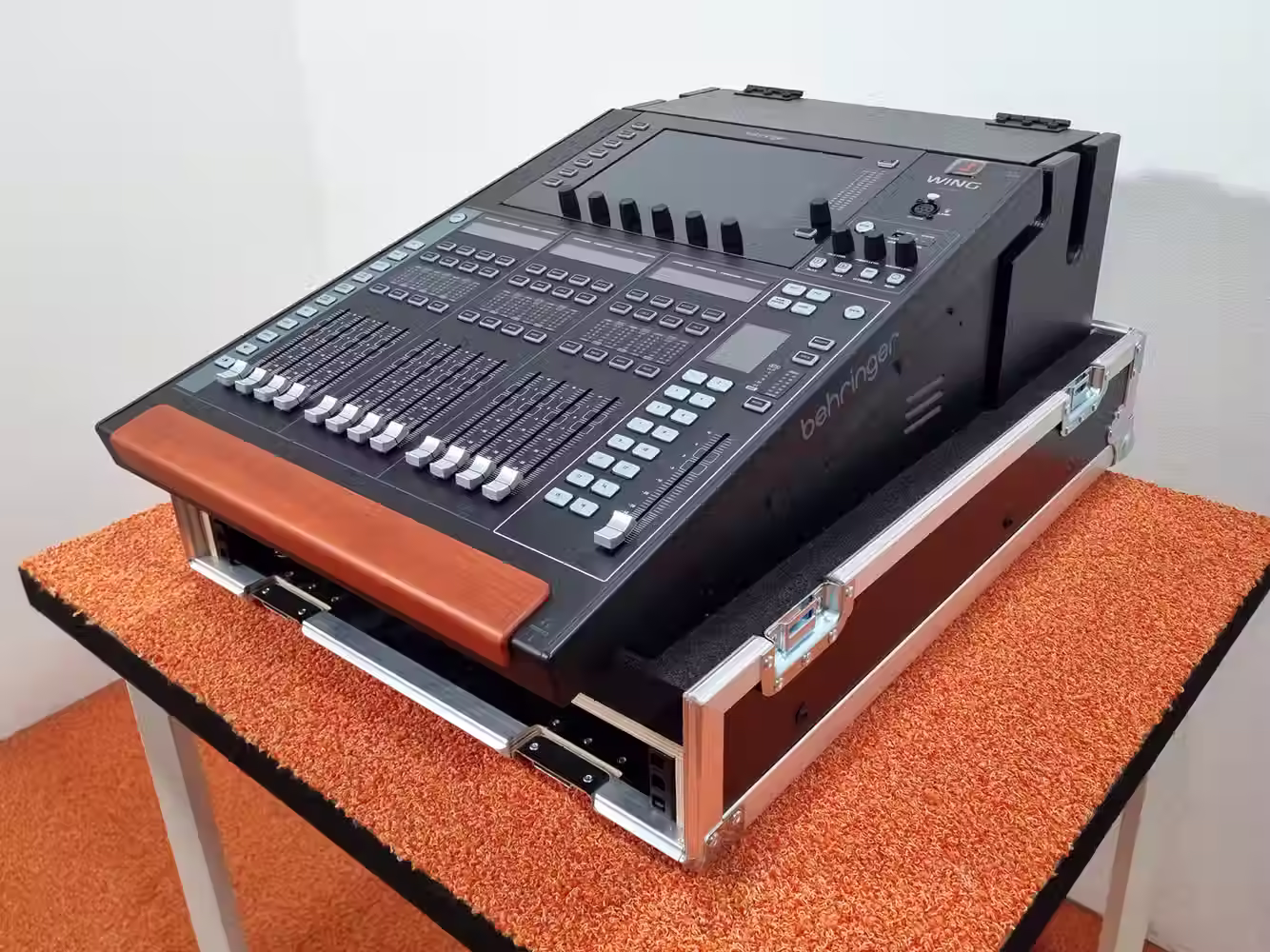 Behringer WING COMPACT 3-piece flight case