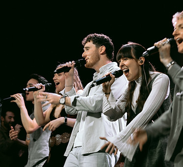 The-Inner-Voices-acappella-group-singing-in-live-performance