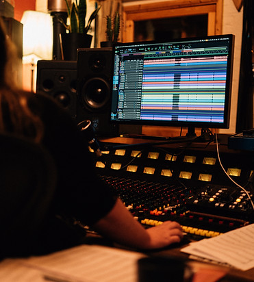 layers-of-multi-tracked-vocals-displayed-on-screen-in-studio