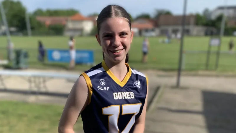 Romane en tenue des Gones.