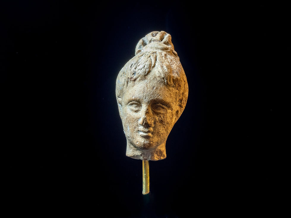 Miniature : Head of a female statue